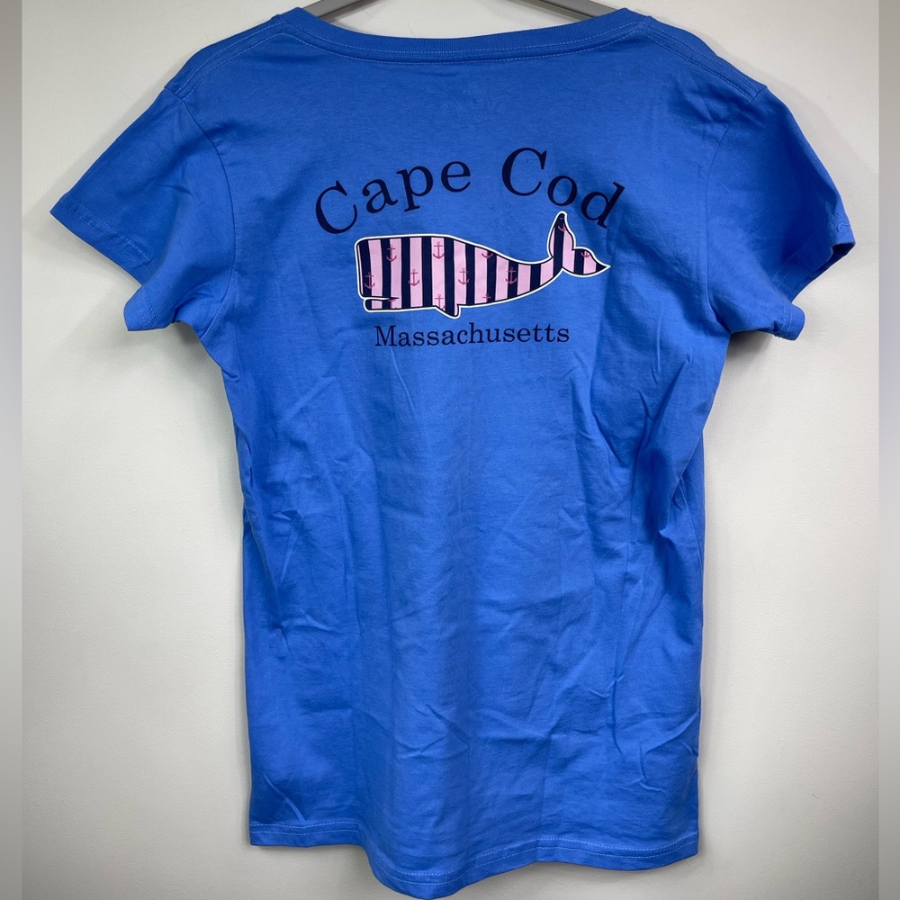 NWT 🐳 CUFFY’s Cape Cod Massachusetts Women’s Blue Pink Whale V-Neck Shirt - M - Picture 4 of 5